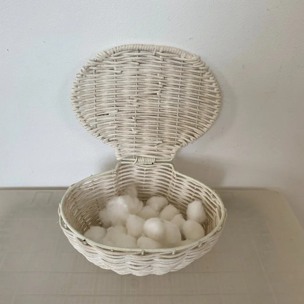 Bathroom Wicker Basket With Lid & 3-D Rose Design